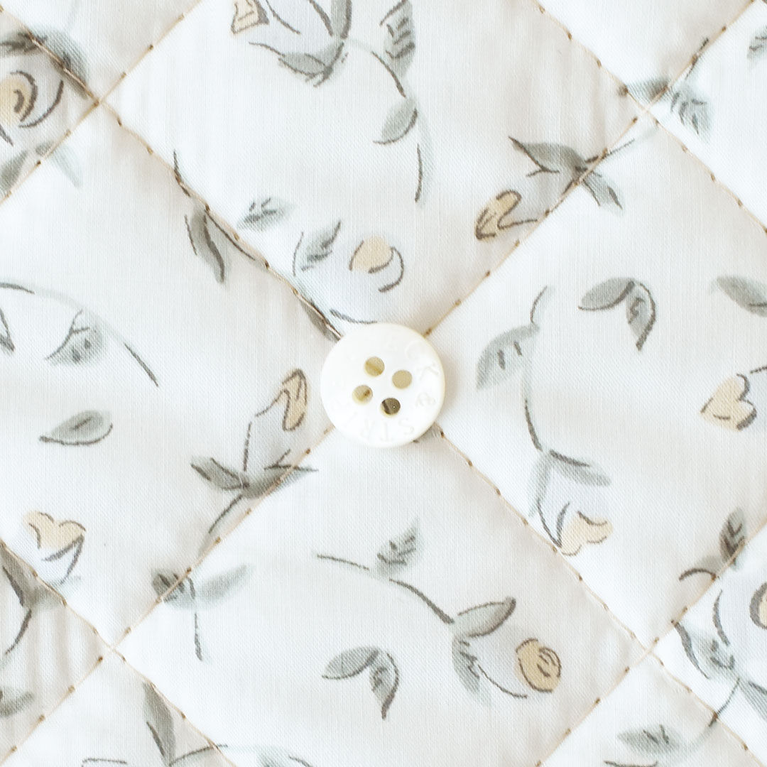 リバティプリントキルティング Floating Flora　◎J25A(ペールグレー系)