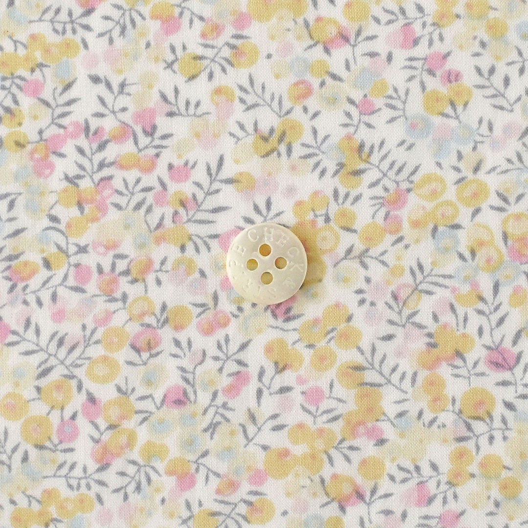 リバティプリント　Wilmslow Berry ◎J22D(ライトイエロー・ピンク系)