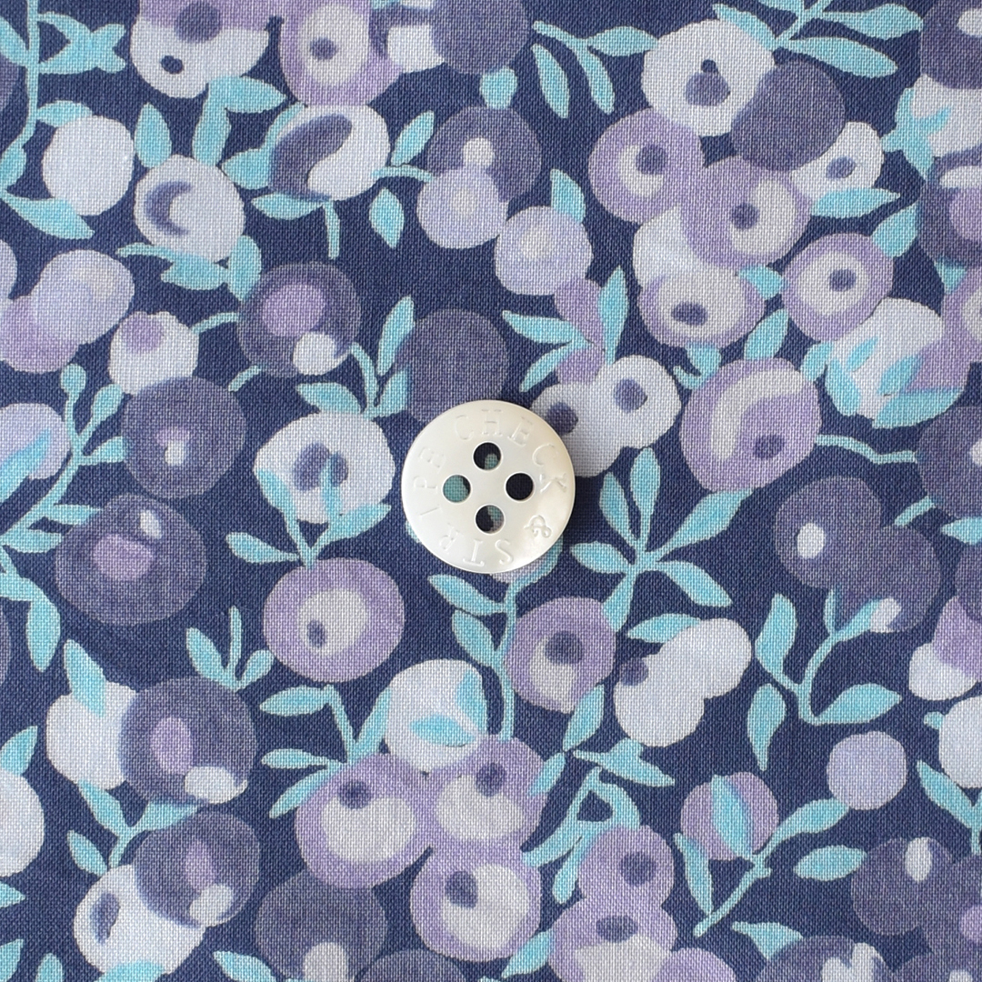 リバティプリント　Wiltshire ◎J24F(ネイビーパープル地にラベンダー系)