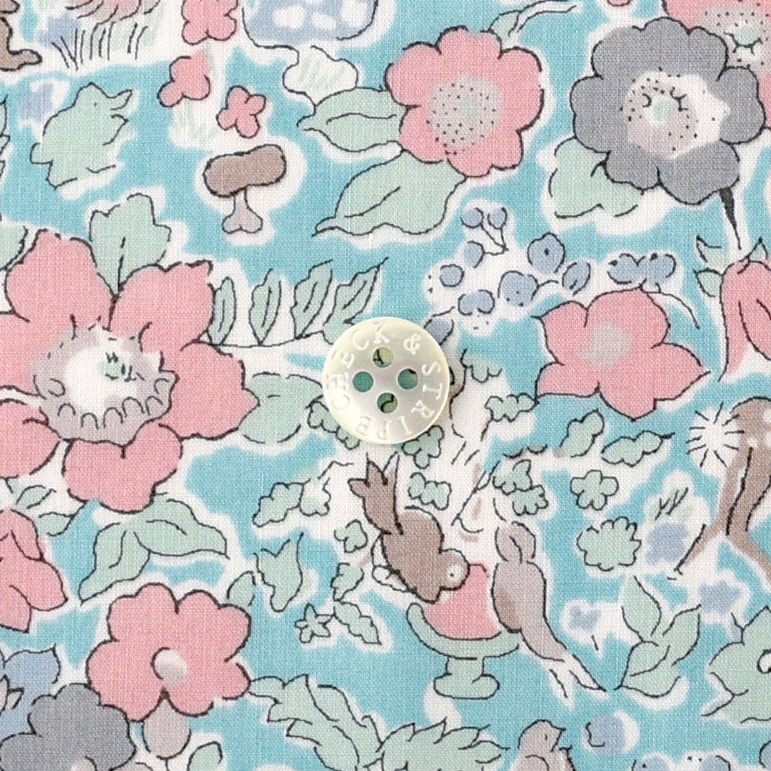 リバティプリントラミネート Woodland Betsy　◎J20B(ライトブルーグリーン地にピンク・グレー系)