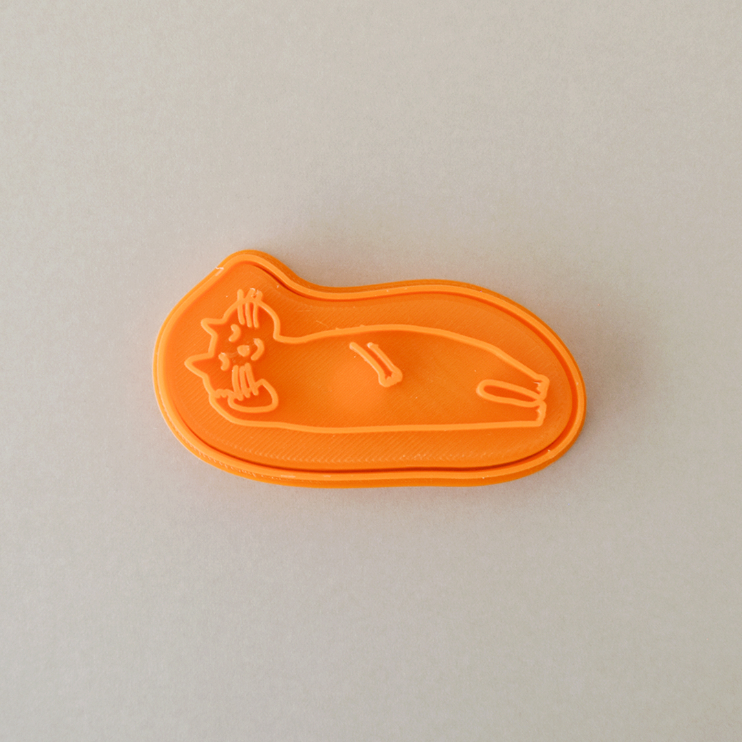 雑貨ビアンカ×トラネコボンボン クッキー型2023　寝ている猫ちゃん（オレンジ）