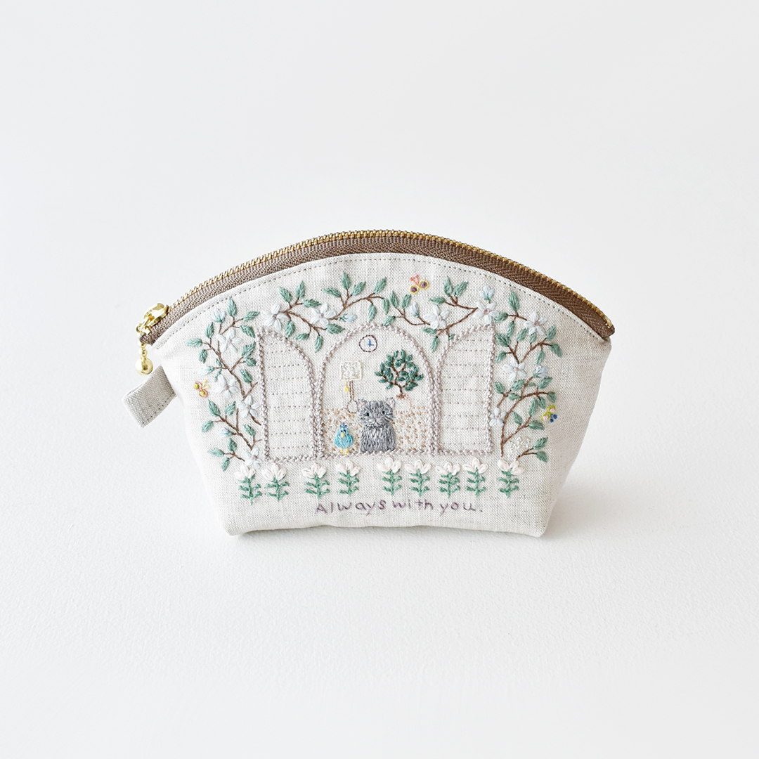 中島まどか あなたのためだけに手刺繍で仕上げるポーチ 窓辺 ペールブルー×ペールピンクのお花　1匹の刺繍