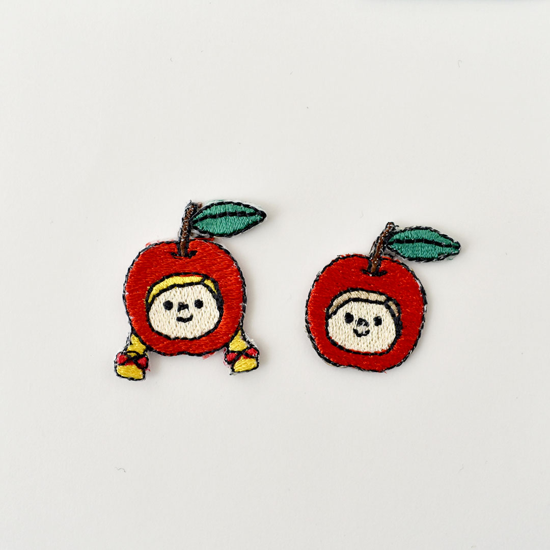 CHECK&STRIPEオリジナルアップリケ　ケイトとマーガレット(りんごのかぶりもの)