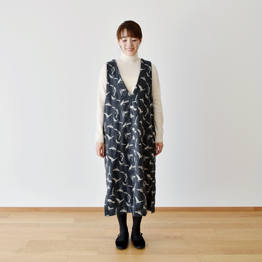 トラネコ手芸店 お洋服「Vネックジャンパースカート」 ダークグレーにクリームグレー　S