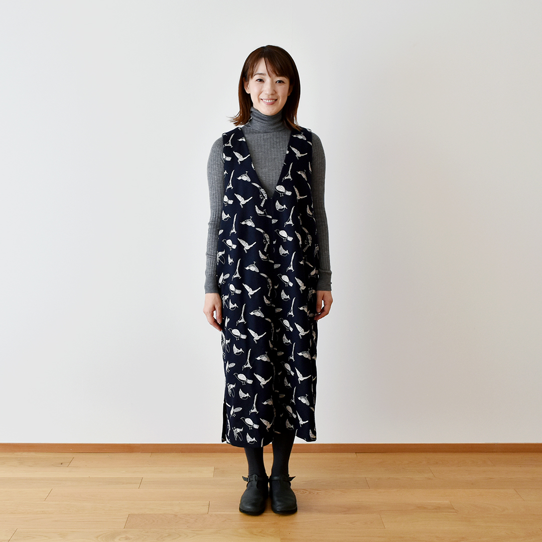 トラネコ手芸店 お洋服「Vネックジャンパースカート」 ネイビーにクリームグレー　L