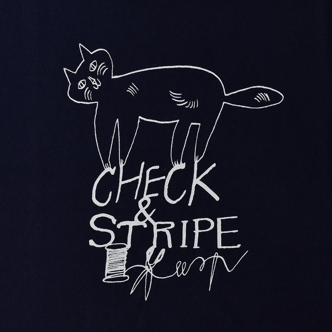 CHECK＆STRIPE / トラネコボンボン × CHECK&STRIPEのTシャツ 「裁縫し
