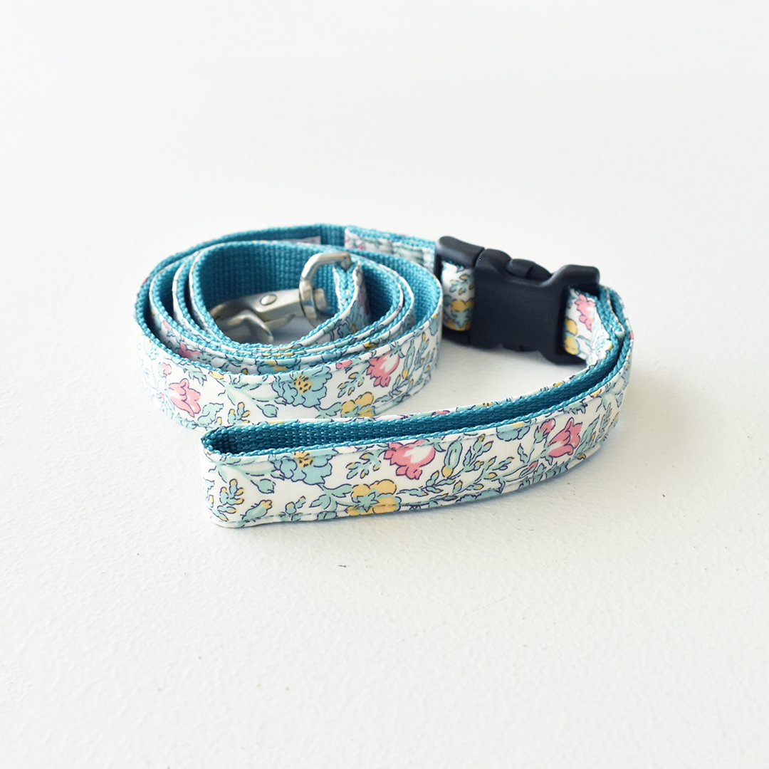 リバティプリントの犬用リード Meadow　M