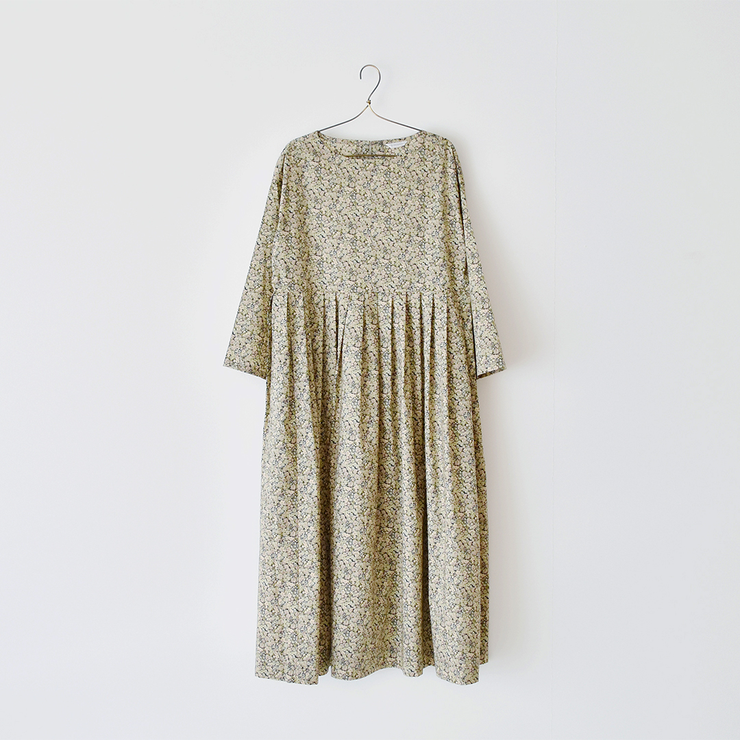 タックワンピース リバティプリントChive ◎J11F（あずきミルク系）　M