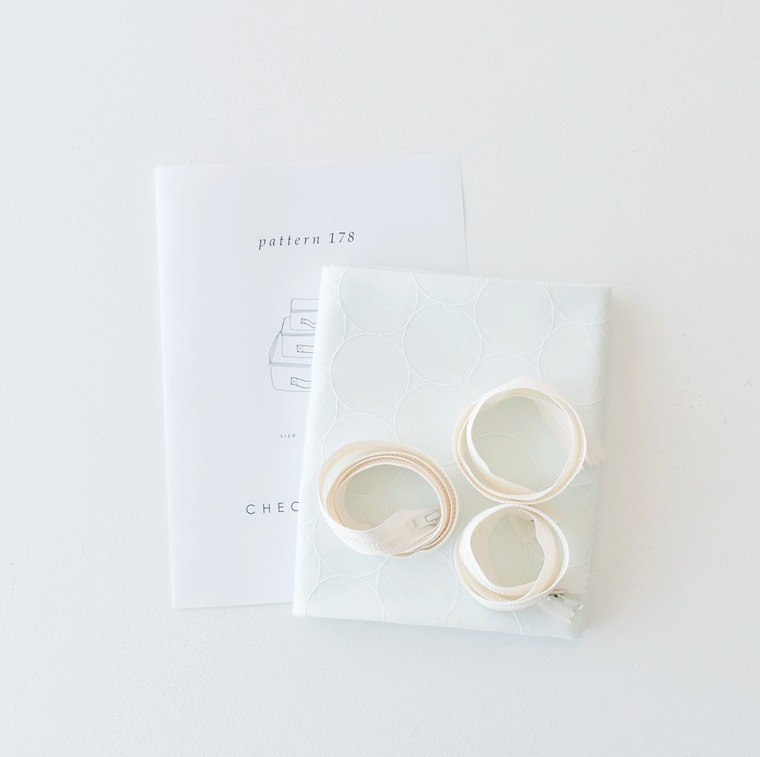 お花のトランク 布とファスナーとパターンのセット　C&Sオリジナル海のブロードにシャボンの刺しゅう ホワイトセージ