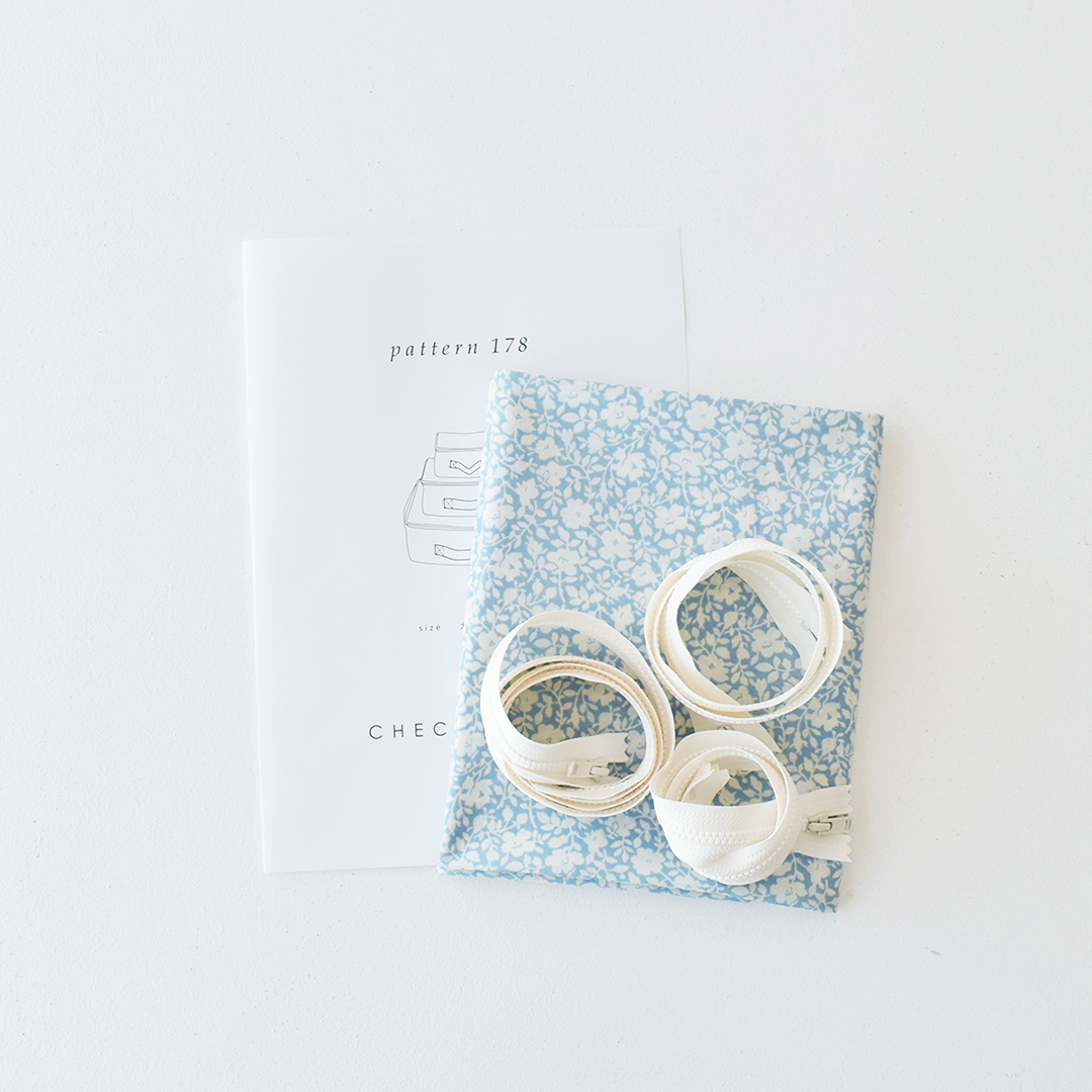 お花のトランク 布とファスナーとパターンのセット　C&Sコットンプリント フロリエット　ライトブルー