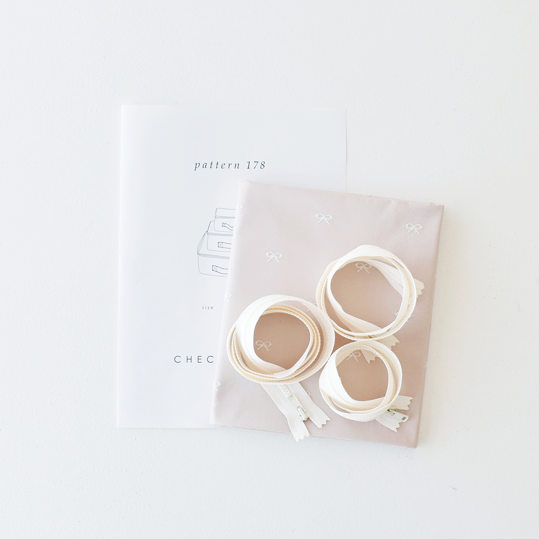 お花のトランク 布とファスナーとパターンのセット　C&S海のブロードにリボンの刺しゅう　グレイッシュピンクにオフホワイト