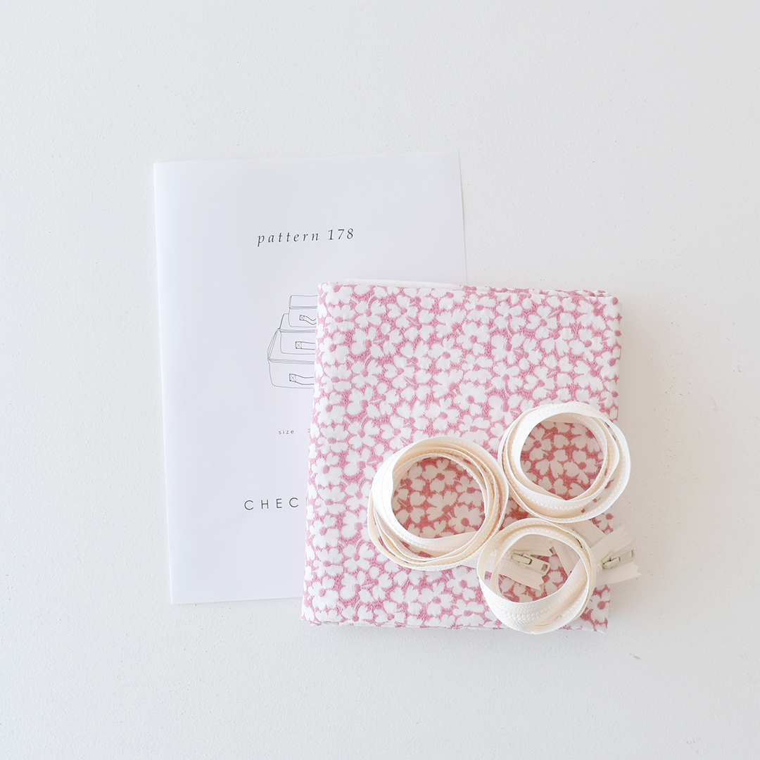 お花のトランク 布とファスナーとパターンのセット C&Sコットンmarie flower petite 白にワイルドローズ