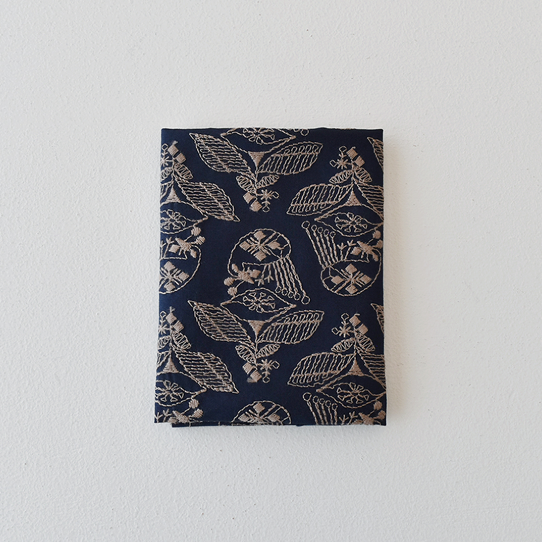 刺しゅうの布「beautiful friendship」カットクロス　スタンダードネイビーにブロンズ