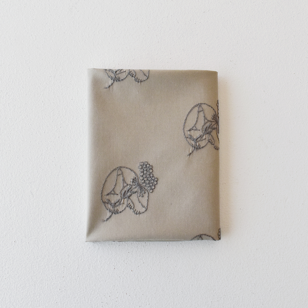 刺しゅうの布「flower and rabbit」カットクロス　ソイラテにグレー