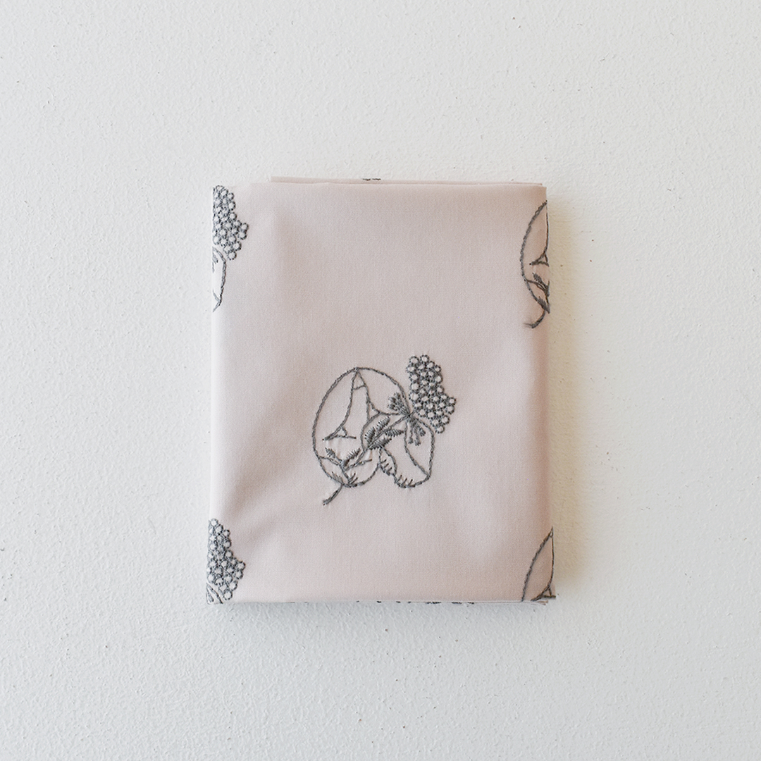 刺しゅうの布「flower and rabbit」カットクロス　グレイッシュピンクにグレー