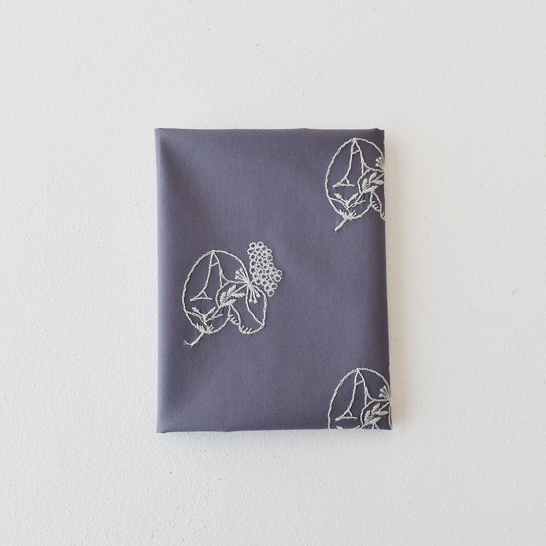 刺しゅうの布「flower and rabbit」カットクロス　グレイッシュラベンダーにペールグレー