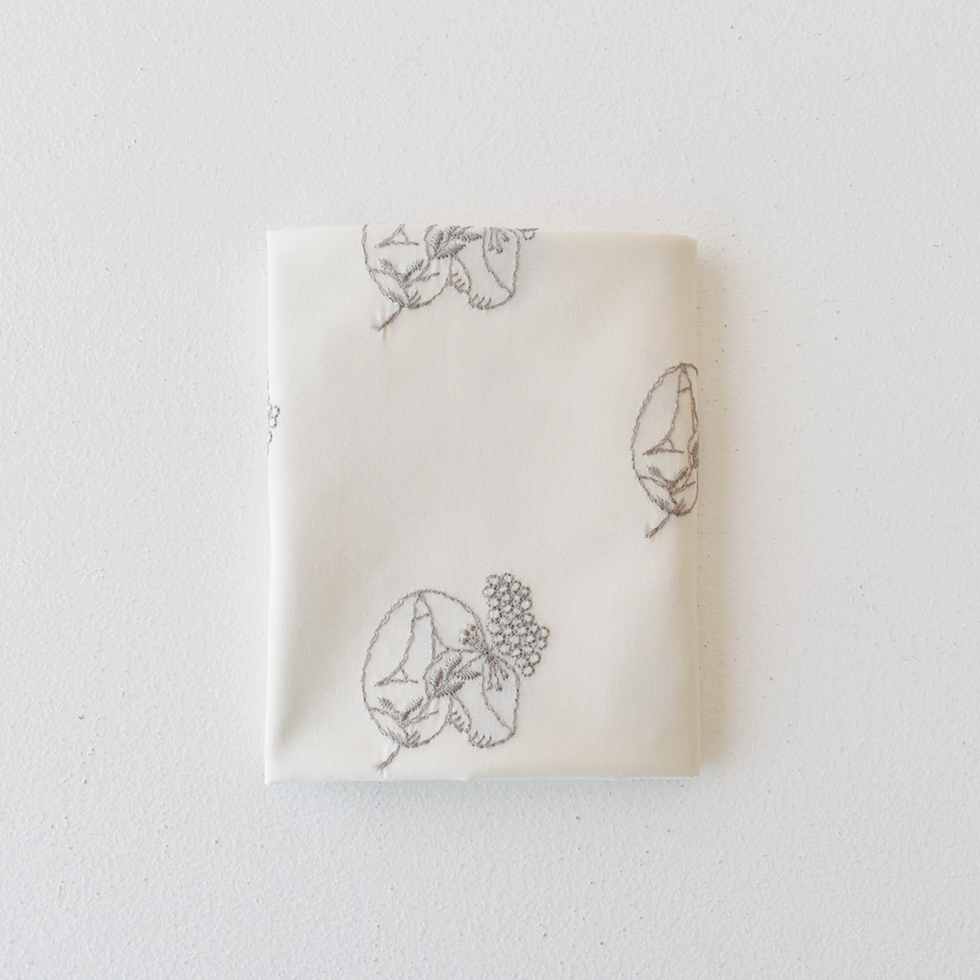 刺しゅうの布「flower and rabbit」カットクロス　きなりにカシミヤ