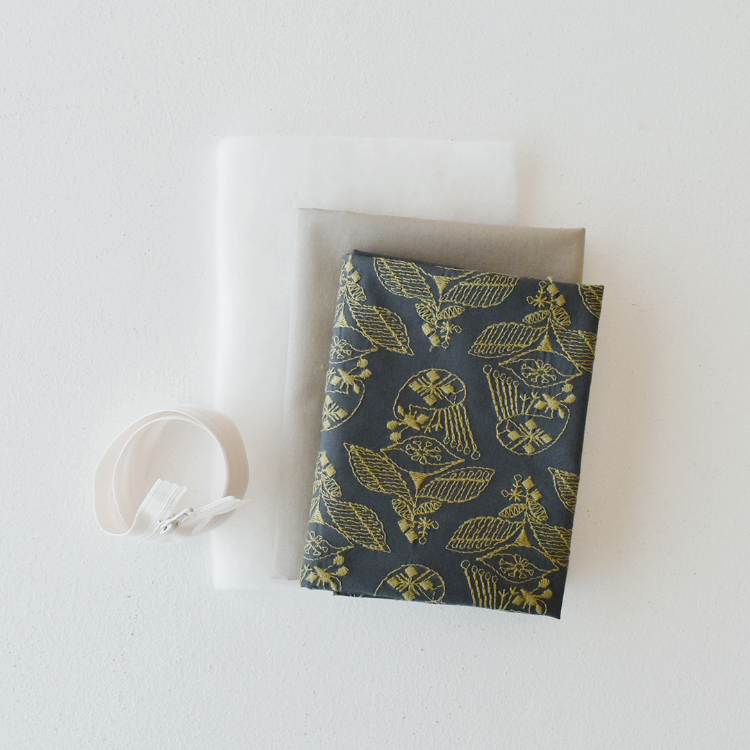 「beautiful friendship」のポーチのキット　チャコールグレーにオリーブ