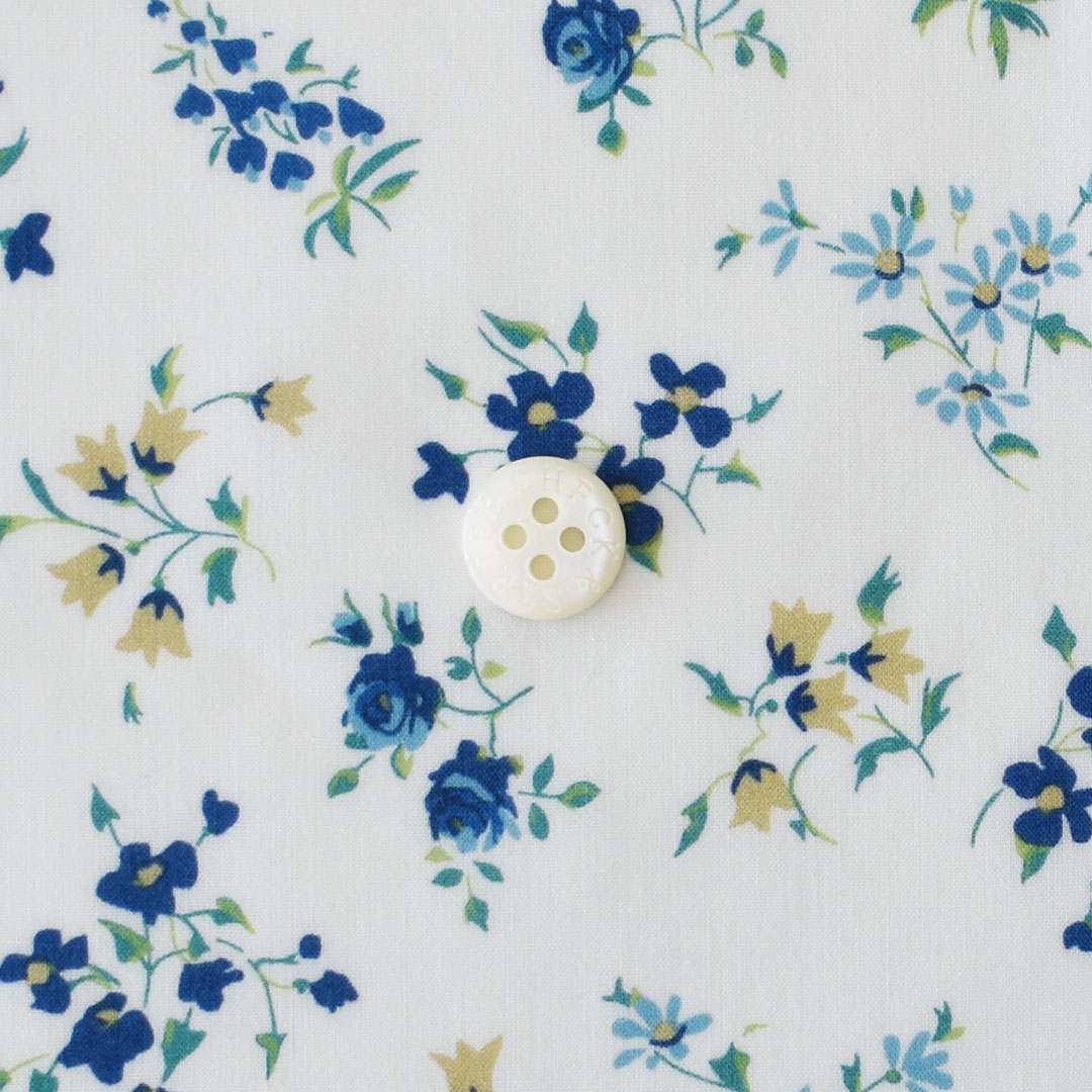 リバティプリント　Zara DU(ホワイト地にブルー・ベージュ系)