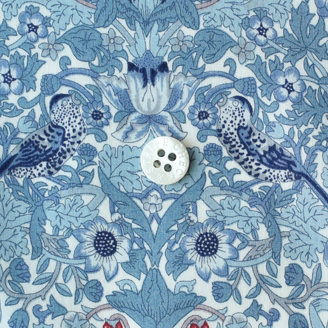 リバティプリント　Strawberry Theif Spring AE(ブルー系)