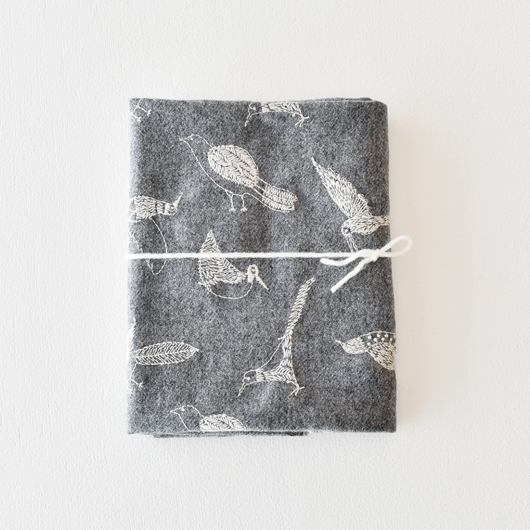 トラネコ手芸店 ウールに刺しゅう BIRD カットクロス　グレーにクリームグレー