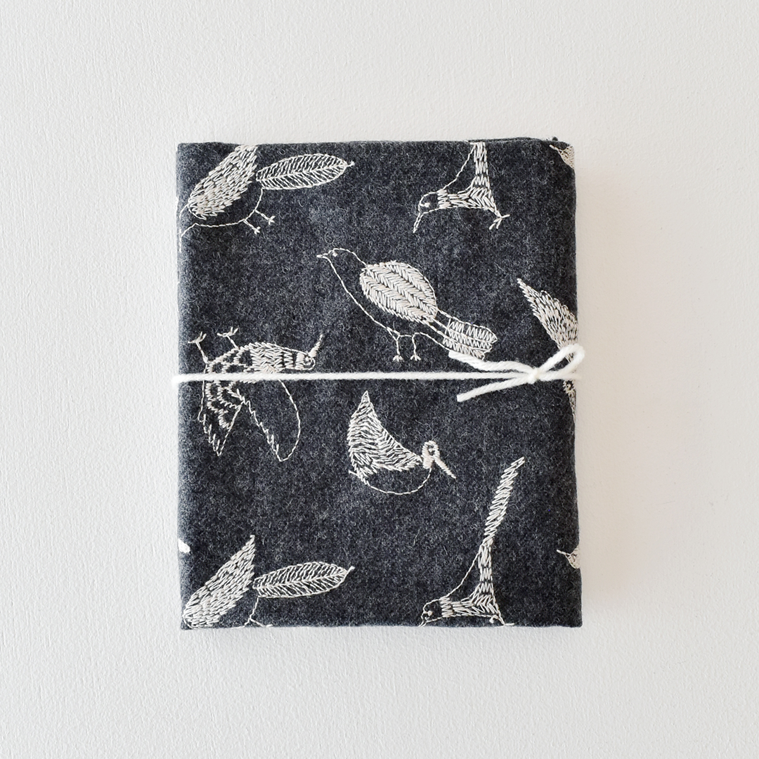 トラネコ手芸店 ウールに刺しゅう BIRD カットクロス　ダークグレーにクリームグレー