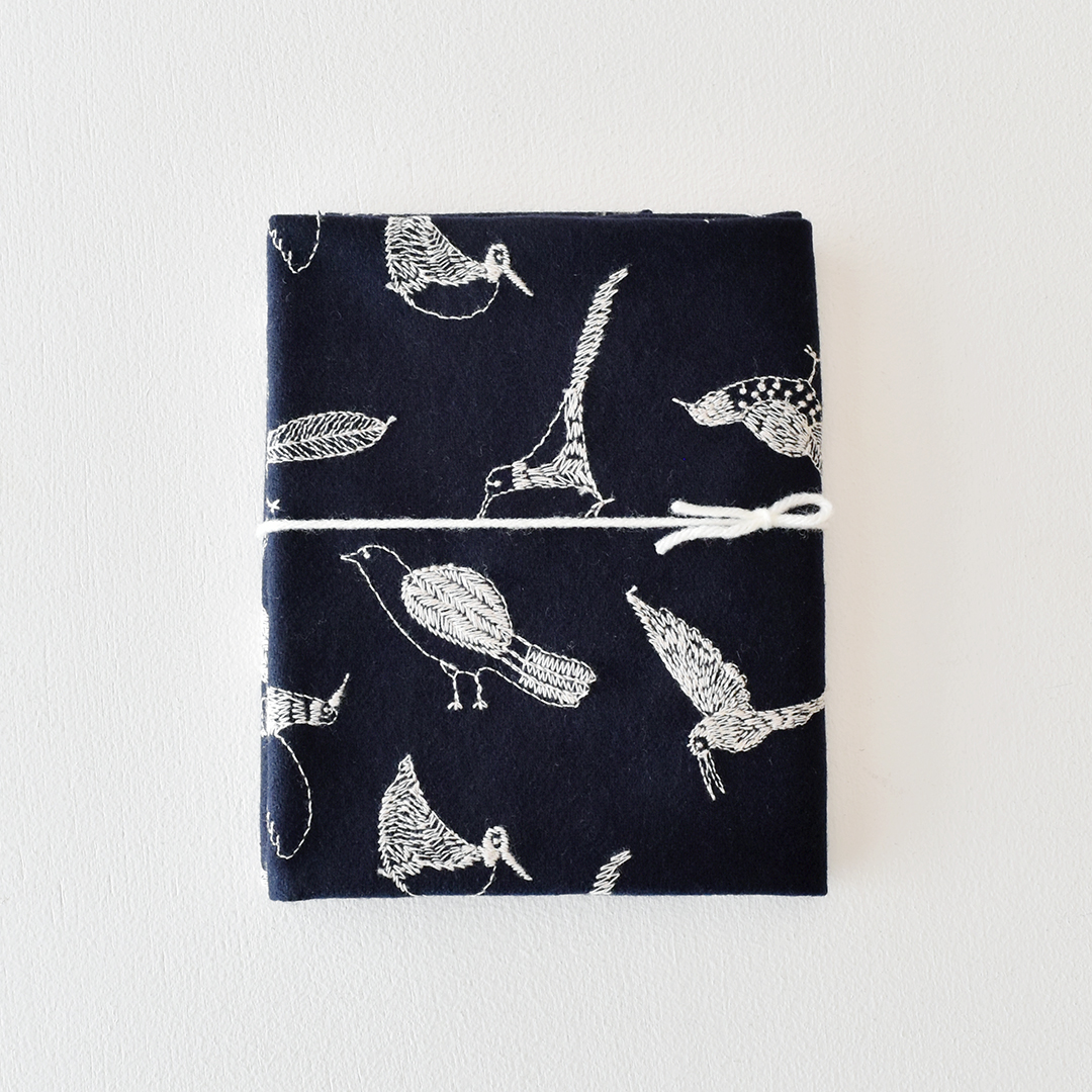 トラネコ手芸店 ウールに刺しゅう BIRD カットクロス　ネイビーにクリームグレー