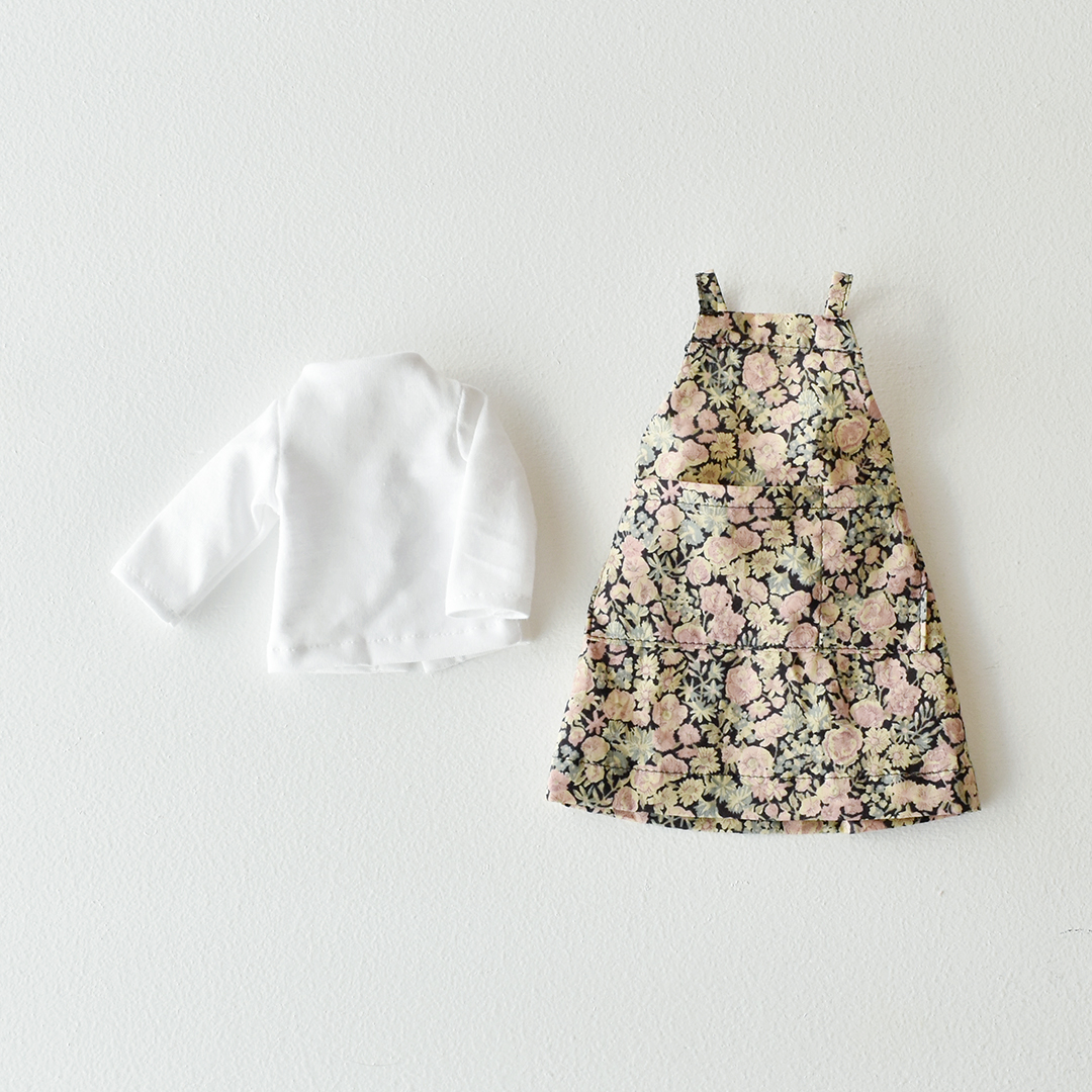 お人形のお着替えのキット　後ろギャザーのエプロンワンピースとカットソーのセット