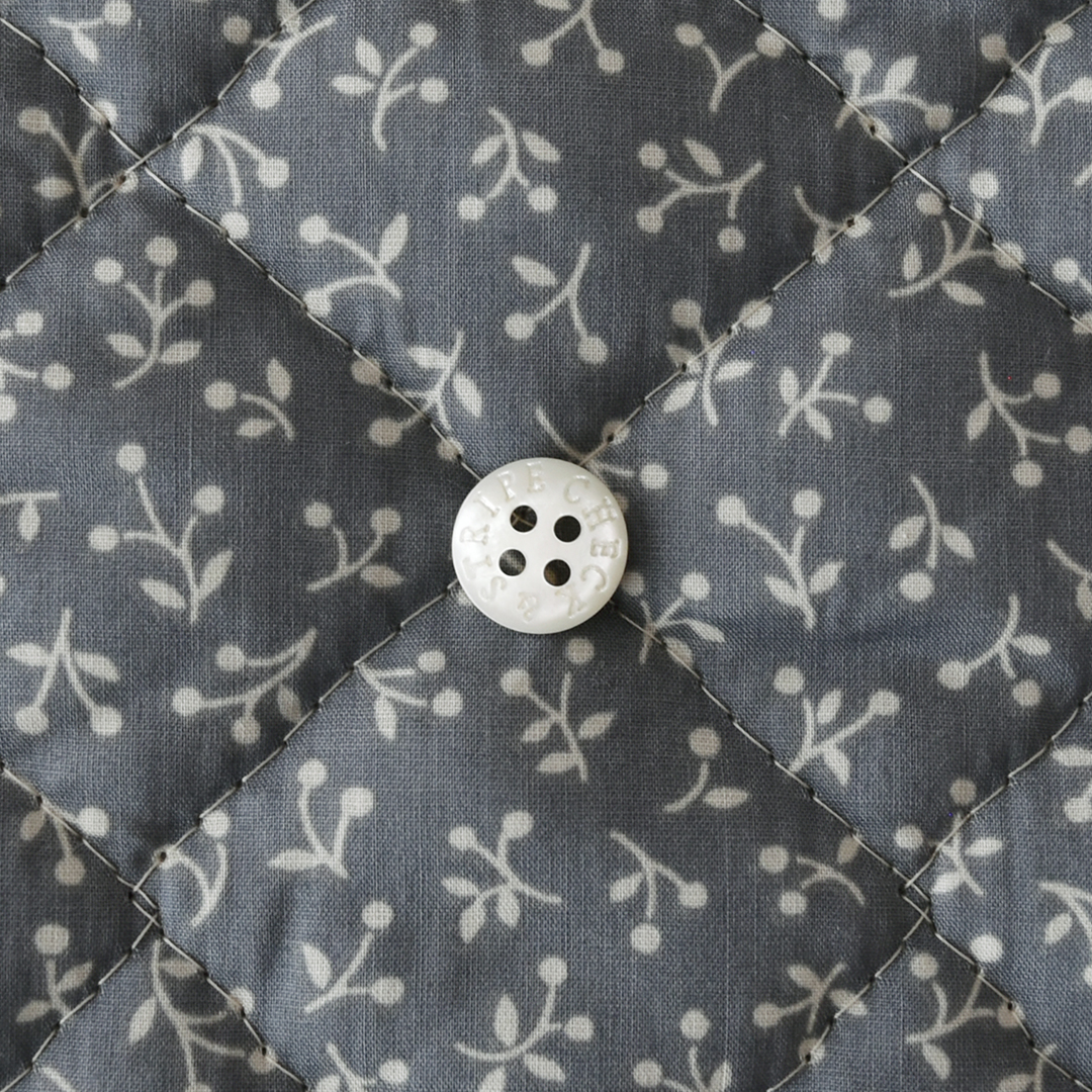 C&Sコットンプリント リトルベリーキルティング　ダークグレー地にマッシュルーム